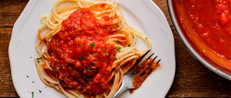 Molho de tomate delicioso, pasta e vinho tinto